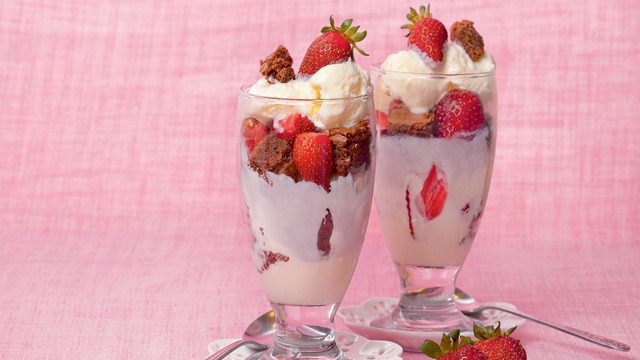 Strawberry Brownie Parfait Recipe | Yummy.ph