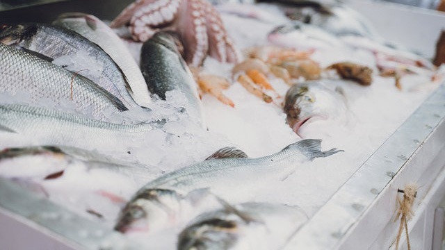 fresh fish on wooden pallet in the wet market or palengke