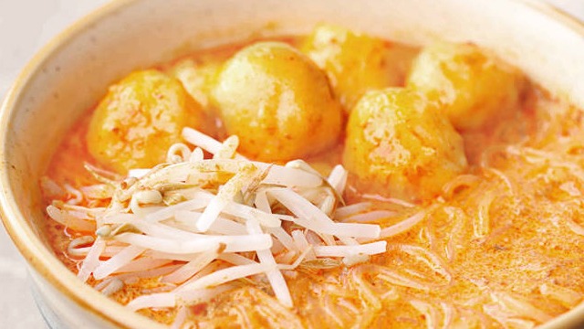 easy laksa recipe in a bowl