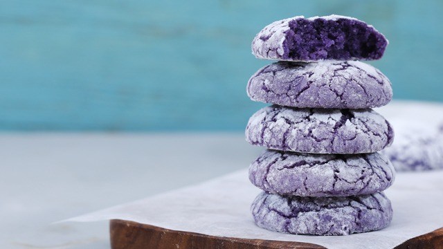 WATCH: How To Bake Ube Crinkles Recipe